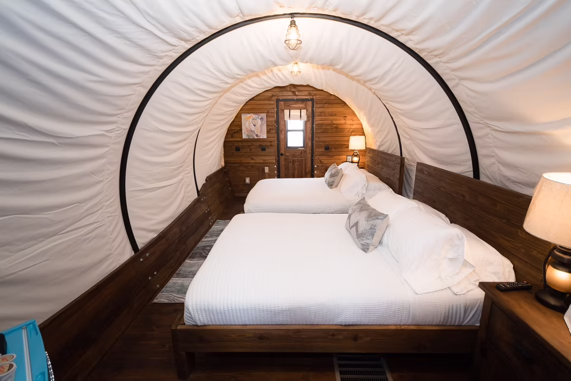 double queen beds in plainscraft covered wagon at keystone heights rv in Florida