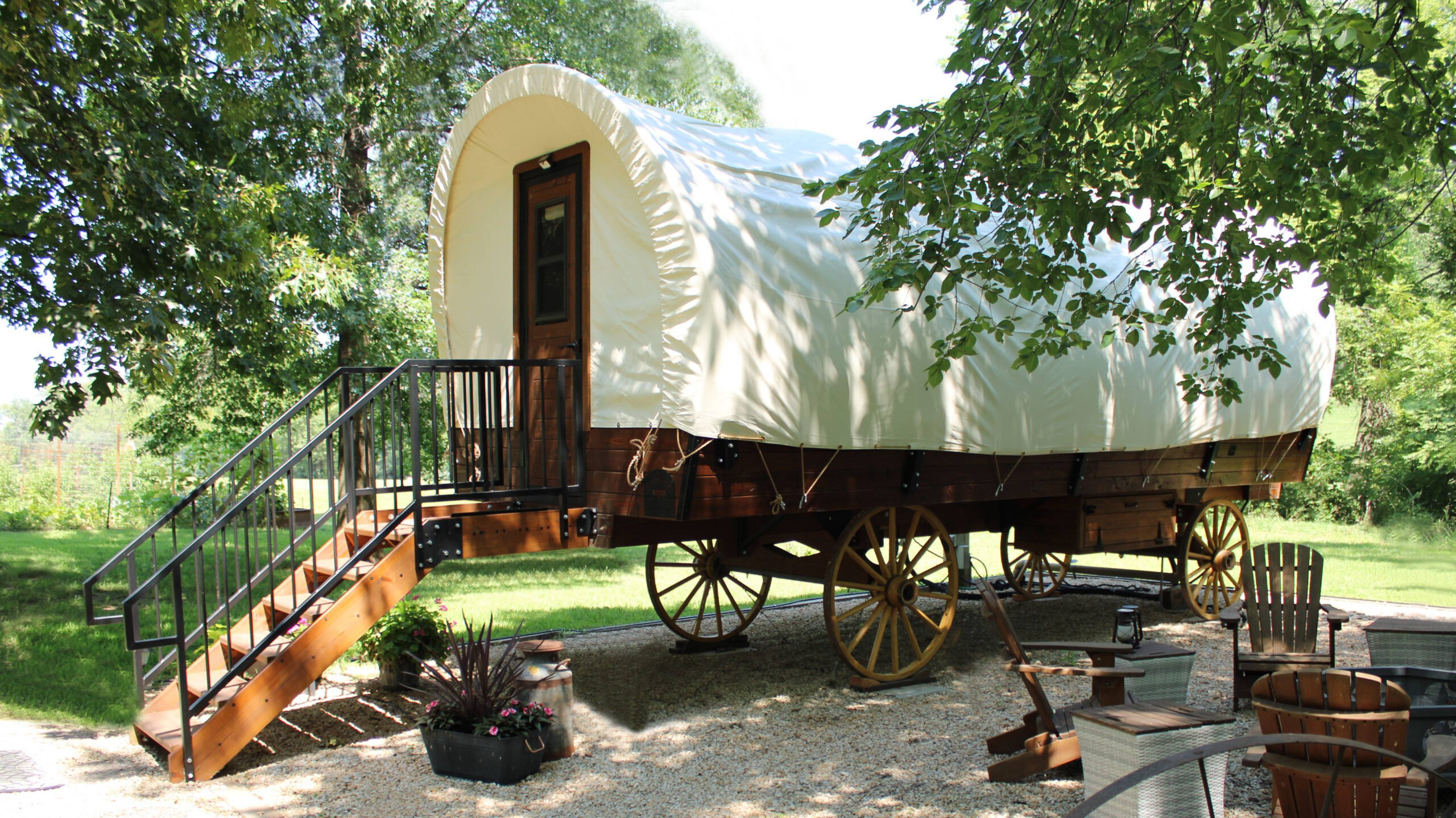 plainscraft_covered_glamping_wagon_exterior_2025_1 plainscraft_covered_glamping_wagon_exterior_2025_1