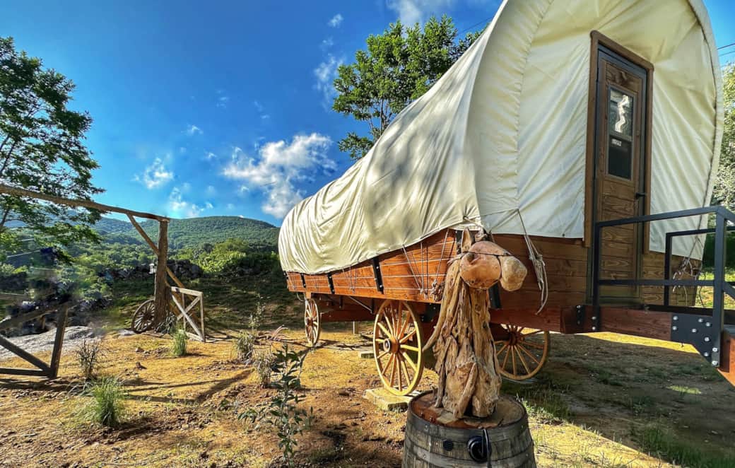 banner elk glamping – exterior rustic wagon